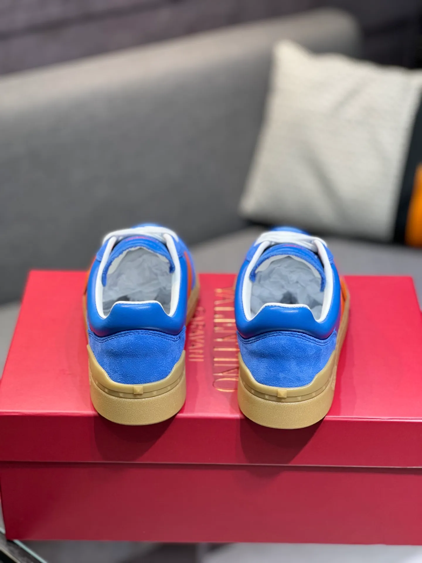 Men's shoes 💰620 👉🌹🌹VALENTINO counter synchronized new low-top casual sports shoes 👍Professional and high-end, perfect replica, first-class quality! 👍All made of original 1:1 materials, exclusive mold opening! 👍High mercerized cowhide fabric 👍TPU outsole, comfortable and wear-resistant, brand injection insole, 👍Full set of high-end counter packaging 👍All details are customized with 1:1 mold, striving for perfection! 👍Couple style female 35-41, male 38-46 (female 41, male 45 46 customized)